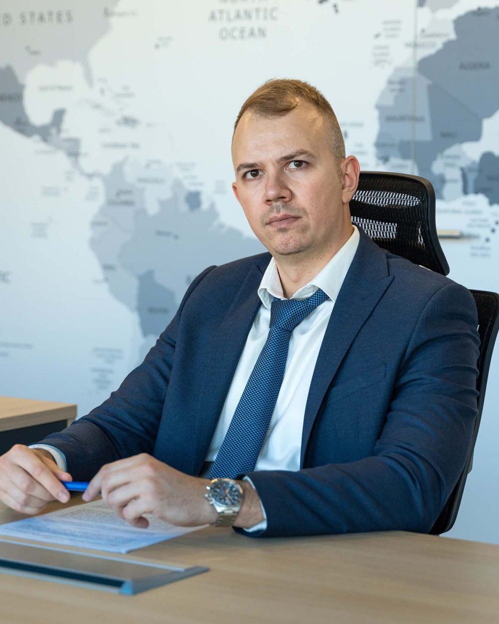 Адвокат Адриян Мурлиев, основател на LexHub.bg, в офиса в София